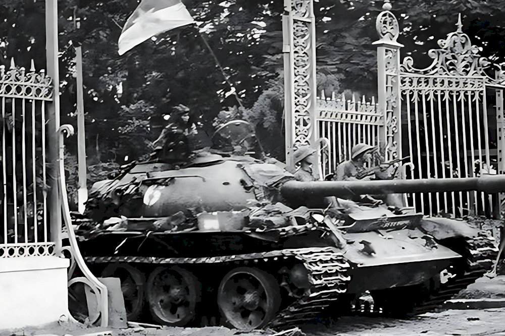 Independence Palace was completely taken over by the Liberation Army of Southern Vietnam